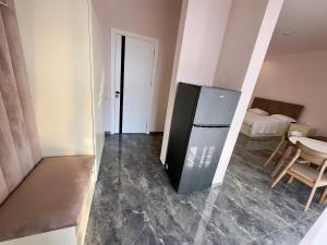 eine Küche mit einem schwarzen Kühlschrank im Zimmer in der Unterkunft LARTA Rest House in Ashtarak