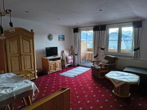 a room with a bedroom with a bed and a tv at Gästehaus Finkel in Maderhalm