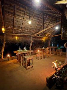 een kamer met houten tafels en stoelen in een gebouw bij Grand freedom in Sigiriya