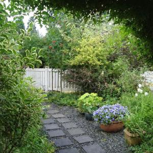 Zahrada ubytování Central 2 bed 2 bath guesthouse