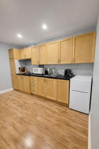 Kuchyň nebo kuchyňský kout v ubytování Central 2 bed 2 bath guesthouse