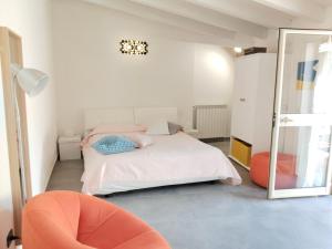 a bedroom with a bed and a mirror at La casa tra le vie in Viagrande