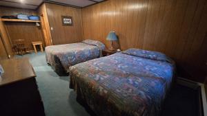 een hotelkamer met twee bedden en een tafel bij Black Cat Guest Ranch in Brule Mines