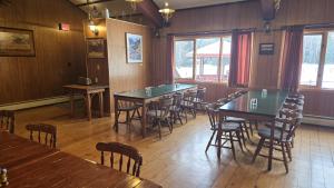 En restaurant eller et andet spisested på Black Cat Guest Ranch