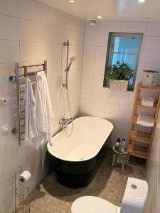 bagno con vasca e servizi igienici di Entire Home in Kivik a Kivik