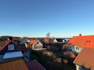 una vista di una piccola città con case e tetti di Entire Home in Kivik a Kivik