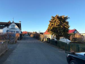 una strada vuota in un quartiere residenziale con case di Entire Home in Kivik a Kivik