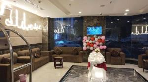 a living room with couches and a table with balloons at فندق منارة العزيزية in Al Gharīth +24 photos