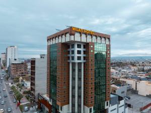 ein Gebäude mit einem Schild „Wasserhotel“ auf dem Dach in der Unterkunft Wlat Hotel in Erbil
