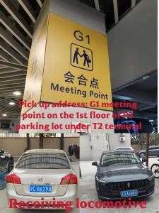 ein Schild für einen Treffpunkt bei einem Autohändler in der Unterkunft BVB Holiday Villa - 24h Airport Included in Shanghai