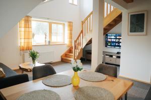 una sala da pranzo con tavolo e sedie di Apartmány Modrava a Modrava