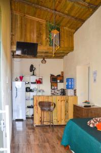 een keuken met een koelkast en een tafel in een kamer bij Casa clima da montanha 1 in Cunha