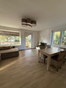 a living room with a table and a couch at Stadt Land Ferienhaus in Falkensee