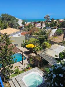 een luchtzicht op een achtertuin met een zwembad bij Shanti Om Refúgio Pousada e Yoga in Cascavel