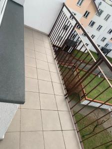 una vista sul soffitto di una scala in un edificio di Apartament na Wybickiego a Toruń