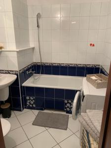 un bagno con vasca e lavandino di Apartament na Wybickiego a Toruń Altre 7 foto
