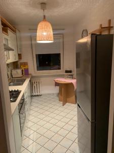 una cucina con un frigorifero e un tavolo di Apartament na Wybickiego a Toruń