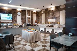 ein Restaurant mit einem Tisch mit Essen darauf in der Unterkunft Wlat Hotel in Erbil