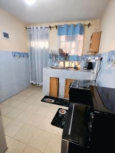 eine Küche mit einem Kochfeld im Zimmer in der Unterkunft Smiley Stay in Nakuru