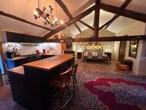 Kuchyň nebo kuchyňský kout v ubytování Chez les Amis