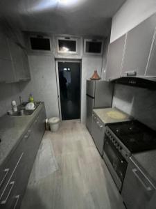 Kuchyň nebo kuchyňský kout v ubytování Hebergement centenaire