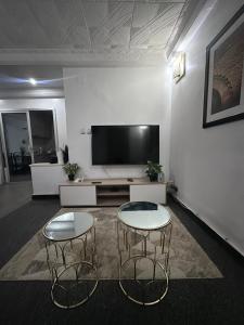 TV a/nebo společenská místnost v ubytování Hebergement centenaire