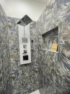 een badkamer met een schuine muur met een spiegel bij Loft Home Sweet Home in Catania