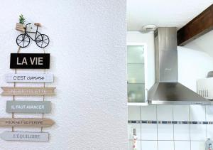 un cartello per una cucina con una bicicletta su un muro di Gîte cosy et paisible près de La Mongie a Campan Altre 31 foto