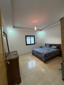 a bedroom with a bed and a window at Montaseur s3 in Al Maqārisah