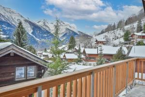 a balcony with a view of a snow covered mountain at Reste Fidèle Duplex in Fiesch