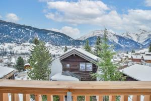 a log cabin in the mountains with snow at Reste Fidèle Duplex in Fiesch