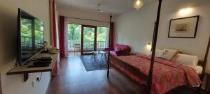 een slaapkamer met een bed en een televisie in een kamer bij Morjim Plaza in Morjim