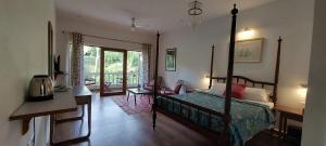 een slaapkamer met een bed en een groot raam bij Morjim Plaza in Morjim +52 foto's