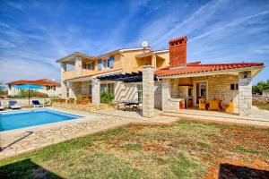 uma casa com piscina e uma casa em Charming stone villa Lavanda with private pool in Pula near the beach em Gajana