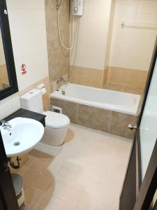 een badkamer met een bad, een toilet en een wastafel bij The Star House in Patong Beach +39 foto's