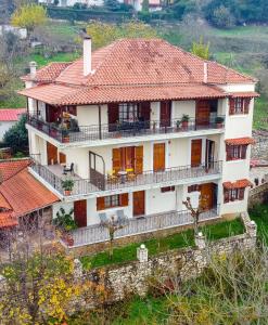 una grande casa bianca con tetto rosso di Studios ΕΥΤΥΧΙΑ-6 a Kalavrita