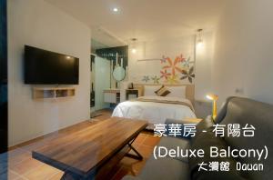 een kamer met een bed, een tv en een bank bij Kenting Dawan Homestay in Kenting +14 foto's