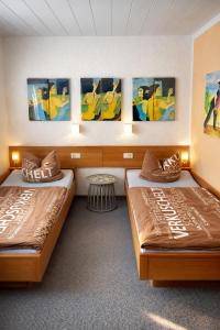 Giường trong phòng chung tại Pension Wolkenrasen