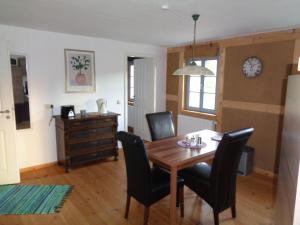 una sala da pranzo con tavolo e sedie in legno di Urlaubsoase-Lindenhof a Pfaffendorf