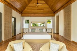 En eller flere senge i et værelse på Huvafen Fushi Maldives + 70 billeder