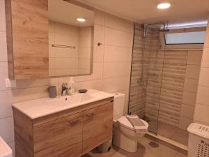 Et badeværelse på Parthenon apartment + 12 billeder