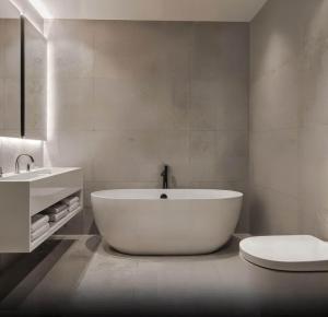 een witte badkamer met een bad en een wastafel bij Victoria Residences in St Ives +20 foto's