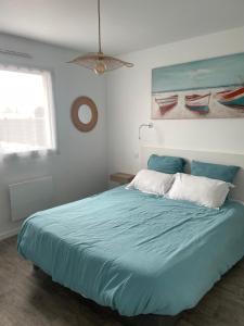 En eller flere senge i et værelse på La maison Ti Billou