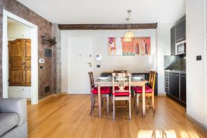 a kitchen and dining room with a table and chairs at Hostdomus - Nube d'Argento in Sestriere