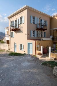 a large apartment building with a parking lot at Galaxidaki στην Πλατεία in Galaxidhion