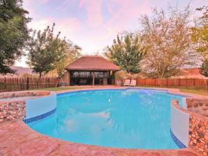 einen Pool mit Pavillon in der Unterkunft Vioolsdrift Lodge in Vioolsdrift