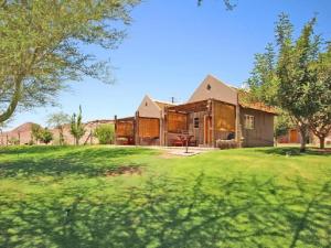ein großes Haus mit einem großen Hof mit einem Haus in der Unterkunft Vioolsdrift Lodge in Vioolsdrift