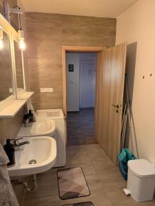 Koupelna v ubytování Chalupa u lesa v Železných horách + 35 fotografií