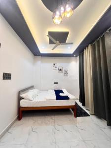 a bedroom with a bed and a ceiling at Captains cabin in Tikri Kalān