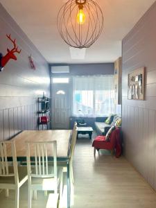 een eetkamer met een tafel, stoelen en een bank bij Mezzanines 50 m de la plage in Châtelaillon-Plage